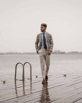Welche Slipper mit Quasten mit grauen Sakkos zu tragen – 341 Herren Outfits warm Wetter: Kombinieren Sie ein graues Sakko mit einer grauen Anzughose, um vor Klasse und Perfektion zu strotzen. Slipper mit Quasten sind eine gute Wahl, um dieses Outfit zu vervollständigen.