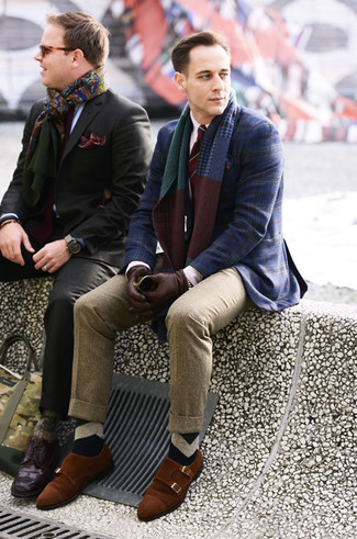 30 Jährige: Schal mit Schottenmuster kombinieren – 47 Elegante Herren Outfits: Halten Sie Ihr Outfit locker mit einem dunkelblauen Sakko mit Schottenmuster und einem Schal mit Schottenmuster. Fühlen Sie sich ideenreich? Komplettieren Sie Ihr Outfit mit rotbraunen Doppelmonks aus Wildleder.