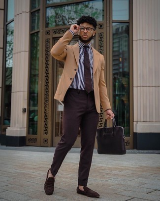 30 Jährige: Slipper kombinieren – 500+ Sommer Herren Outfits: Geben Sie den bestmöglichen Look ab in einem beige Sakko und einer dunkelbraunen Anzughose. Dieses Outfit passt hervorragend zusammen mit Slippern. Dieses Outfit eignet sich hervorragend für den Sommer.
