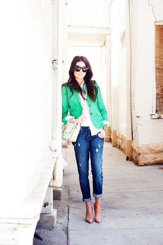grünes Sakko, weißes Businesshemd, blaue Boyfriend Jeans mit Destroyed-Effekten, hellbeige Leder Pumps für Damen