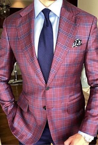 Weißes und schwarzes bedrucktes Seide Einstecktuch kombinieren – 3 Herren Outfits: Vereinigen Sie ein rotes Sakko mit Schottenmuster mit einem weißen und schwarzen bedruckten Seide Einstecktuch für einen entspannten Wochenend-Look.