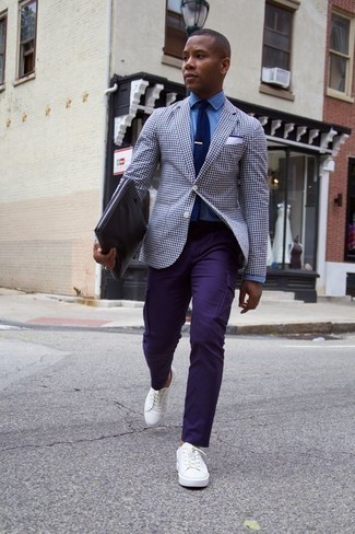 Violette Cargohose kombinieren – 6 Herren Outfits: Tragen Sie ein weißes und dunkelblaues Sakko mit Vichy-Muster und eine violette Cargohose, um einen lockeren, aber dennoch stylischen Look zu erhalten. Fühlen Sie sich ideenreich? Vervollständigen Sie Ihr Outfit mit weißen Segeltuch niedrigen Sneakers.