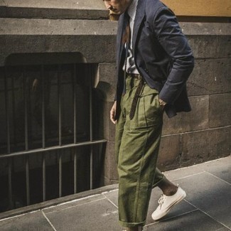 Wie Sakko mit niedriger Sneakers zu kombinieren – 500+ Herren Outfits: Paaren Sie ein Sakko mit einer olivgrünen Cargohose für einen bequemen Alltags-Look. Wenn Sie nicht durch und durch formal auftreten möchten, ergänzen Sie Ihr Outfit mit niedrigen Sneakers.