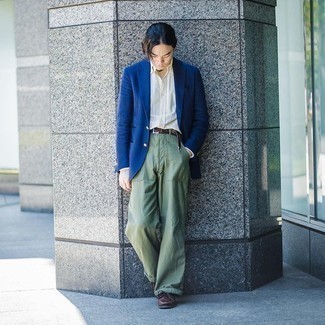 Smart-Casual Sommer Outfits Herren 2024: Kombinieren Sie ein dunkelblaues Sakko mit einer olivgrünen Chinohose für Drinks nach der Arbeit. Fühlen Sie sich ideenreich? Vervollständigen Sie Ihr Outfit mit dunkelbraunen Leder Bootsschuhen. Ein stylischer Look für den Sommer.