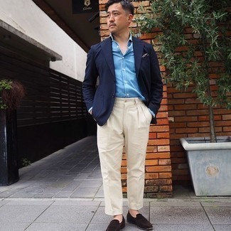Dunkelblaues Sakko kombinieren – 500+ Herren Outfits: Kombinieren Sie ein dunkelblaues Sakko mit einer hellbeige Chinohose für Drinks nach der Arbeit. Machen Sie Ihr Outfit mit dunkelbraunen Wildleder Slippern eleganter.