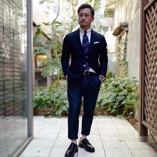 Blaue horizontal gestreifte Krawatte kombinieren – 500+ Herren Outfits: Kombinieren Sie ein dunkelblaues Sakko mit einer blauen horizontal gestreiften Krawatte, um vor Klasse und Perfektion zu strotzen. Dieses Outfit passt hervorragend zusammen mit schwarzen klobigen Leder Derby Schuhen.