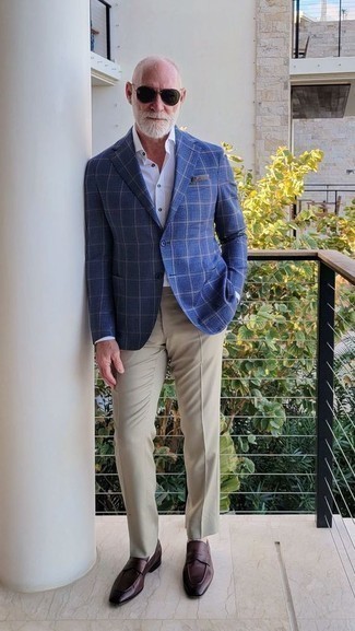 Dunkelblaue Jacke kombinieren – 500+ Sommer Herren Outfits: Kombinieren Sie eine dunkelblaue Jacke mit einer beige Chinohose, wenn Sie einen gepflegten und stylischen Look wollen. Fühlen Sie sich mutig? Wählen Sie dunkelbraunen Leder Slipper. Dieser Look ist perfekt für den Sommer geeignet.