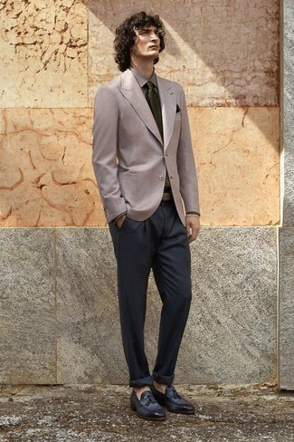 Schwarzes Einstecktuch kombinieren – 500+ Herren Outfits: Ein rosa Sakko und ein schwarzes Einstecktuch sind eine großartige Outfit-Formel für Ihre Sammlung. Fügen Sie dunkelblauen Leder Slipper mit Quasten für ein unmittelbares Style-Upgrade zu Ihrem Look hinzu.