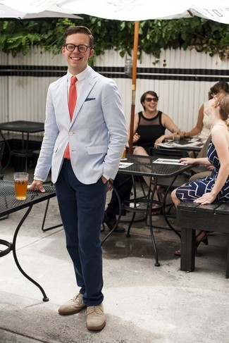 30 Jährige: Beige Derby Schuhe kombinieren – 162 Herren Outfits: Kombinieren Sie ein hellblaues Sakko mit einer dunkelblauen Chinohose für einen für die Arbeit geeigneten Look. Beige Derby Schuhe sind eine einfache Möglichkeit, Ihren Look aufzuwerten.