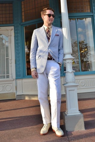 Weißes Sakko kombinieren – 204 Smart-Casual Sommer Herren Outfits: Kombinieren Sie ein weißes Sakko mit einer weißen Chinohose, wenn Sie einen gepflegten und stylischen Look wollen. Fühlen Sie sich ideenreich? Ergänzen Sie Ihr Outfit mit hellbeige Wildleder Derby Schuhen. Dieser Look ist super für den Sommer geeignet.