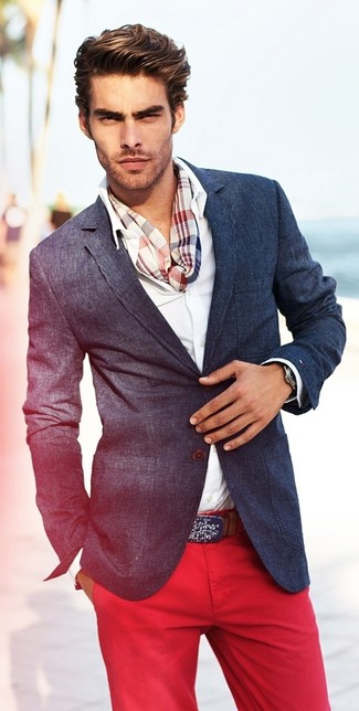Schal mit Schottenmuster kombinieren – 123 Frühling Herren Outfits: Ein dunkelblaues Sakko und ein Schal mit Schottenmuster sind eine ideale Outfit-Formel für Ihre Sammlung. Schon ergibt sich ein trendiger Frühlings-Look.