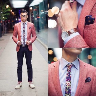 Dunkelblaue Krawatte mit Blumenmuster kombinieren – 88 Herren Outfits: Vereinigen Sie ein rosa Sakko mit Chevron-Muster mit einer dunkelblauen Krawatte mit Blumenmuster für einen stilvollen, eleganten Look. Hellbeige Wildleder Derby Schuhe fügen sich nahtlos in einer Vielzahl von Outfits ein.