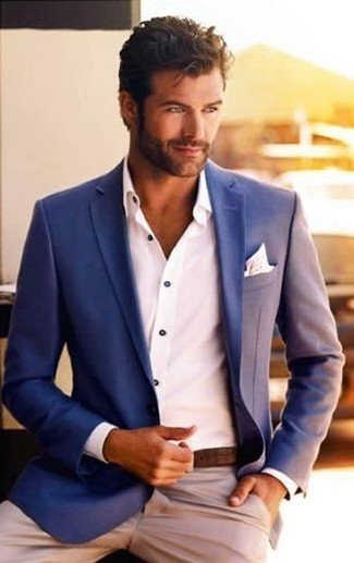 Wie weißes Businesshemd mit blauen Sakkos zu kombinieren – 500+ Herren Outfits: Vereinigen Sie ein blaues Sakko mit einem weißen Businesshemd für eine klassischen und verfeinerte Silhouette.