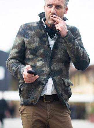 40 Jährige: Camouflage Wollsakko kombinieren – 1 Herren Outfits warm Wetter: Entscheiden Sie sich für ein Camouflage Wollsakko und eine braune Chinohose für Ihren Bürojob.