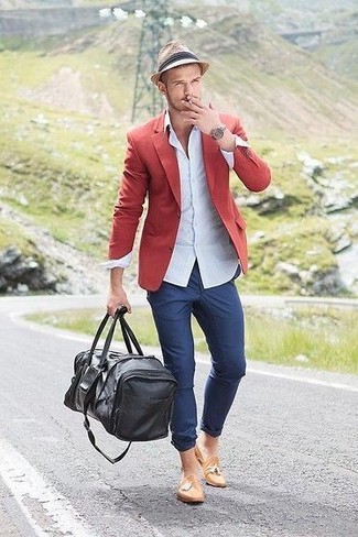 Beige Leder Slipper kombinieren – 93 Herren Outfits: Kombinieren Sie ein rotes Sakko mit einer blauen Chinohose für einen für die Arbeit geeigneten Look. Entscheiden Sie sich für beige Leder Slipper, um Ihr Modebewusstsein zu zeigen.