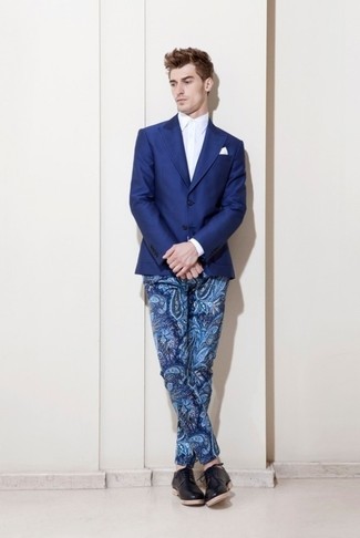 Welche Derby Schuhe mit blauer Chinohose zu tragen – 353 Herren Outfits: Kombinieren Sie ein dunkelblaues Sakko mit einer blauen Chinohose für einen für die Arbeit geeigneten Look. Fühlen Sie sich mutig? Vervollständigen Sie Ihr Outfit mit Derby Schuhen.