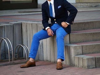 Dunkelblaues Einstecktuch mit Paisley-Muster kombinieren – 71 Herren Outfits: Für ein bequemes Couch-Outfit, kombinieren Sie ein dunkelblaues Sakko mit einem dunkelblauen Einstecktuch mit Paisley-Muster. Fühlen Sie sich mutig? Wählen Sie braunen Doppelmonks aus Leder.