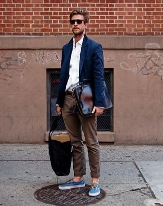 Blaue Leinenschuhe kombinieren – 21 Herren Outfits: Kombinieren Sie ein dunkelblaues Sakko mit einer braunen Chinohose, um einen eleganten, aber nicht zu festlichen Look zu kreieren. Fühlen Sie sich mutig? Ergänzen Sie Ihr Outfit mit blauen Leinenschuhen.