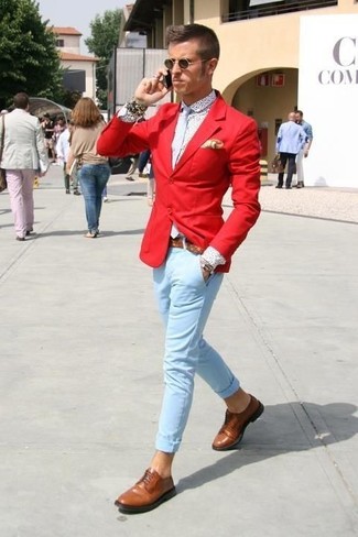 Rotes Sakko kombinieren – 345 Herren Outfits: Erwägen Sie das Tragen von einem roten Sakko und einer hellblauen Chinohose, wenn Sie einen gepflegten und stylischen Look wollen. Vervollständigen Sie Ihr Outfit mit braunen Leder Derby Schuhen, um Ihr Modebewusstsein zu zeigen.
