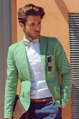 Beige bedrucktes Einstecktuch kombinieren – 54 Smart-Casual Herren Outfits: Kombinieren Sie ein grünes Sakko mit einem beige bedruckten Einstecktuch für einen entspannten Wochenend-Look.