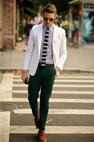 Schwarze horizontal gestreifte Krawatte kombinieren – 116 Herren Outfits: Kombinieren Sie ein weißes Baumwollsakko mit einer schwarzen horizontal gestreiften Krawatte für einen stilvollen, eleganten Look. Ergänzen Sie Ihr Look mit braunen Wildleder Derby Schuhen.