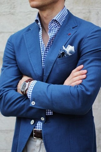 blaues Sakko, blaues Businesshemd mit Vichy-Muster, hellbeige Chinohose, blaues Einstecktuch mit Paisley-Muster für Herren