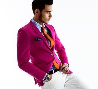 fuchsia Sakko, blaues Businesshemd mit Vichy-Muster, weiße Chinohose, orange Krawatte für Herren