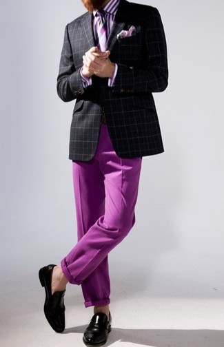 Violette Krawatte mit Schottenmuster kombinieren – 5 Herren Outfits: Machen Sie sich mit einem schwarzen Sakko mit Schottenmuster und einer violetten Krawatte mit Schottenmuster einen verfeinerten, eleganten Stil zu Nutze. Schwarze Leder Slipper sind eine ideale Wahl, um dieses Outfit zu vervollständigen.