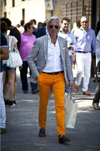 40 Jährige: Wie graues Sakko mit brauner Leder Slipper zu kombinieren – 19 Herren Outfits warm Wetter: Kombinieren Sie ein graues Sakko mit einer orange Chinohose für Drinks nach der Arbeit. Putzen Sie Ihr Outfit mit braunen Leder Slippern.