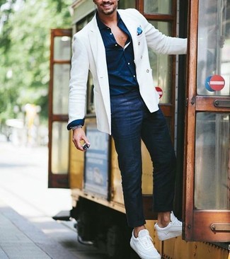 Hellblaues Einstecktuch kombinieren – 403 Herren Outfits: Für ein bequemes Couch-Outfit, tragen Sie ein weißes Sakko und ein hellblaues Einstecktuch. Ergänzen Sie Ihr Outfit mit weißen Leinenschuhen, um Ihr Modebewusstsein zu zeigen.