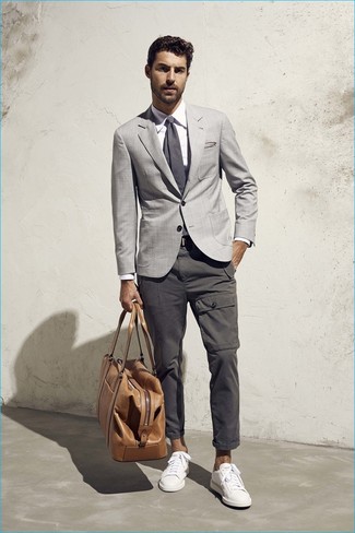 30 Jährige: Reisetasche kombinieren – 66 Smart-Casual Sommer Herren Outfits: Ein graues Sakko und eine Reisetasche sind eine perfekte Outfit-Formel für Ihre Sammlung. Fühlen Sie sich mutig? Wählen Sie weißen Leder niedrige Sneakers. Dieser Look könnte zu Ihren Lieblings-Sommer-Outfit werden!