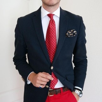 30 Jährige: Rote und dunkelblaue bedruckte Krawatte kombinieren – 156 Herren Outfits warm Wetter: Kombinieren Sie ein dunkelblaues Sakko mit einer roten und dunkelblauen bedruckten Krawatte für einen stilvollen, eleganten Look.
