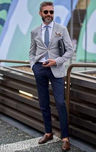 Dunkelblaue und weiße bedruckte Krawatte kombinieren – 482 Herren Outfits: Paaren Sie ein graues Sakko mit einer dunkelblauen und weißen bedruckten Krawatte für einen stilvollen, eleganten Look. Braune Leder Slipper sind eine gute Wahl, um dieses Outfit zu vervollständigen.