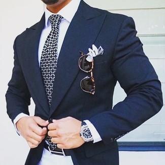 dunkelblaues Sakko, weißes Businesshemd, weiße Chinohose, dunkelblaue bedruckte Krawatte für Herren