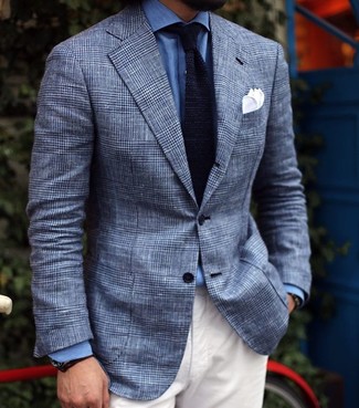 Weißes Baumwolle Einstecktuch kombinieren – 20 Herren Outfits: Ein blaues Sakko mit Schottenmuster und ein weißes Baumwolle Einstecktuch sind eine kluge Outfit-Formel für Ihre Sammlung.