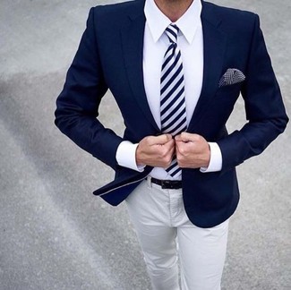 Weiße und rote horizontal gestreifte Krawatte kombinieren – 27 Herren Outfits: Kombinieren Sie ein dunkelblaues Sakko mit einer weißen und roten horizontal gestreiften Krawatte für eine klassischen und verfeinerte Silhouette.