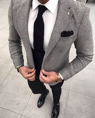 Schwarze Strick Krawatte kombinieren – 132 Herren Outfits warm Wetter: Geben Sie den bestmöglichen Look ab in einem grauen Wollsakko und einer schwarzen Strick Krawatte. Komplettieren Sie Ihr Outfit mit schwarzen Leder Oxford Schuhen.