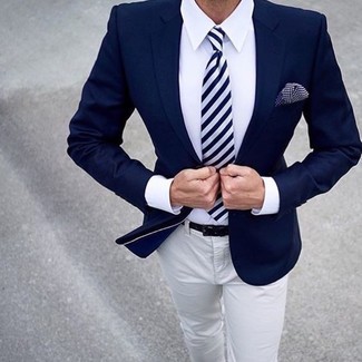 30 Jährige: Dunkelblaue und weiße vertikal gestreifte Krawatte kombinieren – 68 Herren Outfits warm Wetter: Kombinieren Sie ein dunkelblaues Sakko mit einer dunkelblauen und weißen vertikal gestreiften Krawatte für einen stilvollen, eleganten Look.