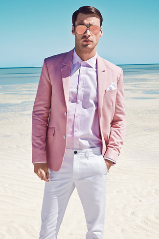 rosa Sakko, rosa Businesshemd, weiße Chinohose, weißes Einstecktuch für Herren