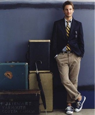 20 Jährige: Orange Krawatte kombinieren – 4 Smart-Casual Herren Outfits: Erwägen Sie das Tragen von einem dunkelblauen Sakko und einer orange Krawatte, um vor Klasse und Perfektion zu strotzen. Fühlen Sie sich ideenreich? Komplettieren Sie Ihr Outfit mit dunkelblauen Segeltuch niedrigen Sneakers.