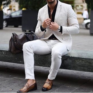Beige Leder Slipper kombinieren – 93 Herren Outfits: Kombinieren Sie ein hellbeige Leinen Sakko mit einer weißen Chinohose, wenn Sie einen gepflegten und stylischen Look wollen. Vervollständigen Sie Ihr Outfit mit beige Leder Slippern, um Ihr Modebewusstsein zu zeigen.