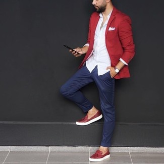 Rotes Sakko kombinieren – 345 Herren Outfits: Tragen Sie ein rotes Sakko und eine dunkelblaue Chinohose, um einen modischen Freizeitlook zu kreieren. Fühlen Sie sich ideenreich? Vervollständigen Sie Ihr Outfit mit roten Leder Slippern mit Quasten.