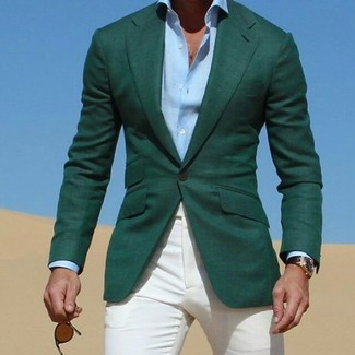 30 Jährige: Dunkelgrünes Sakko kombinieren – 287 Smart-Casual Herren Outfits warm Wetter: Paaren Sie ein dunkelgrünes Sakko mit einer weißen Chinohose für Ihren Bürojob.
