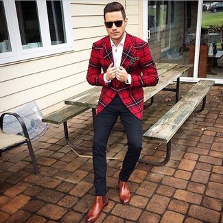 Rotbraune Stiefel kombinieren – 500+ Herren Outfits: Entscheiden Sie sich für ein rotes und schwarzes Wollsakko mit Schottenmuster und eine schwarze Chinohose, um einen modischen Freizeitlook zu kreieren. Rotbraune Stiefel sind eine kluge Wahl, um dieses Outfit zu vervollständigen.