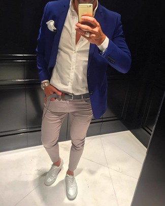 Grauen Gürtel kombinieren – 109 Herren Outfits: Paaren Sie ein dunkelblaues Sakko mit einem grauen Gürtel für einen entspannten Wochenend-Look. Entscheiden Sie sich für weißen Leder niedrige Sneakers, um Ihr Modebewusstsein zu zeigen.