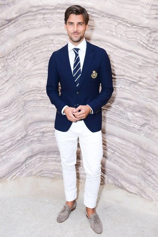 Dunkelblaue und weiße vertikal gestreifte Krawatte kombinieren – 110 Herren Outfits: Kombinieren Sie ein dunkelblaues Sakko mit einer dunkelblauen und weißen vertikal gestreiften Krawatte für einen stilvollen, eleganten Look. Graue Wildleder Slipper mit Quasten sind eine gute Wahl, um dieses Outfit zu vervollständigen.