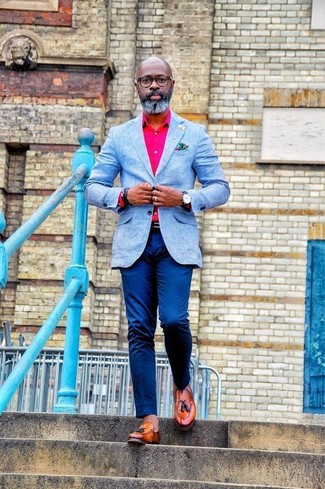 Rotbraune Leder Slipper mit Quasten kombinieren – 500+ Smart-Casual Herren Outfits: Kombinieren Sie ein hellblaues Sakko mit einer blauen Chinohose für Drinks nach der Arbeit. Rotbraune Leder Slipper mit Quasten bringen Eleganz zu einem ansonsten schlichten Look.