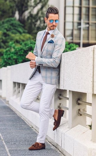 Wie hellblaues Sakko mit weißen Businesshemdes zu kombinieren – 137 Herren Outfits: Tragen Sie ein hellblaues Sakko und ein weißes Businesshemd, um vor Klasse und Perfektion zu strotzen. Fühlen Sie sich ideenreich? Ergänzen Sie Ihr Outfit mit dunkelbraunen Wildleder Slippern mit Quasten.