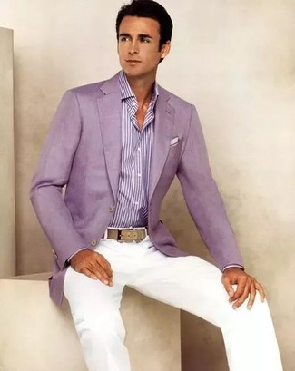 Hellviolettes Businesshemd kombinieren – 287 Herren Outfits: Erwägen Sie das Tragen von einem hellvioletten Businesshemd und einer weißen Chinohose, wenn Sie einen gepflegten und stylischen Look wollen.