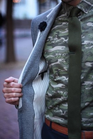 Anstecknadel kombinieren – 86 Smart-Casual Herren Outfits: Entscheiden Sie sich für ein graues Wollsakko und einen Anstecknadel für einen entspannten Wochenend-Look.
